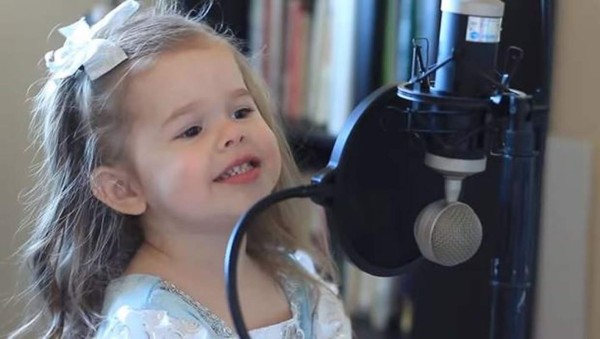 Niña es un fénomeno en las redes al interpretar canción de La Sirenita