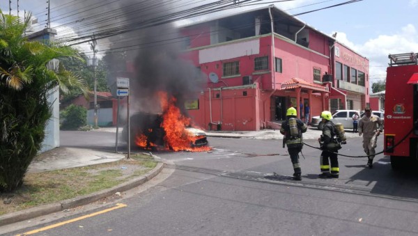 Conductor se salva tras incendiarse su camioneta en San Pedro Sula