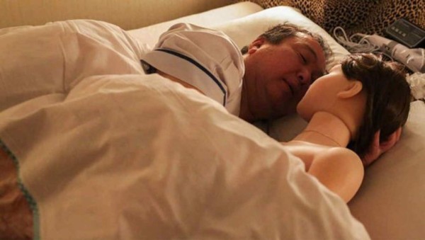 Senji Nakajima no se separa de su muñeca Saori.