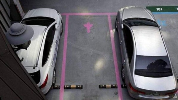 Crean estacionamientos más anchos para las mujeres