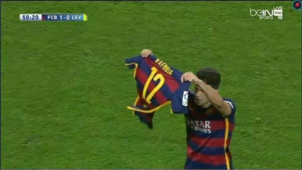 El bonito gesto de Neymar y Bartra con el lesionado Rafinha