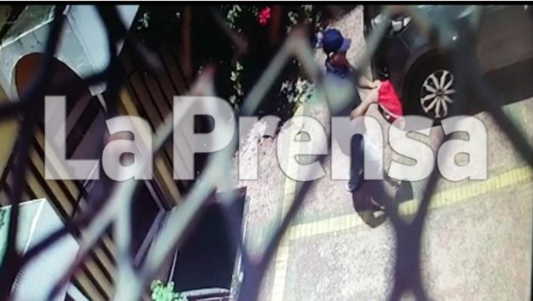 El asesino salió corriendo del bufete.