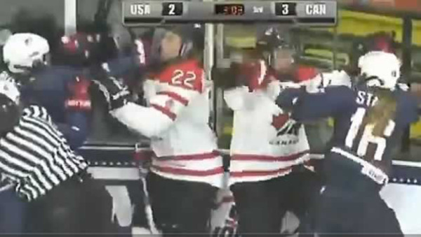 Vídeo: Tremenda paliza durante el hockey femenino entre EUA y Canadá
