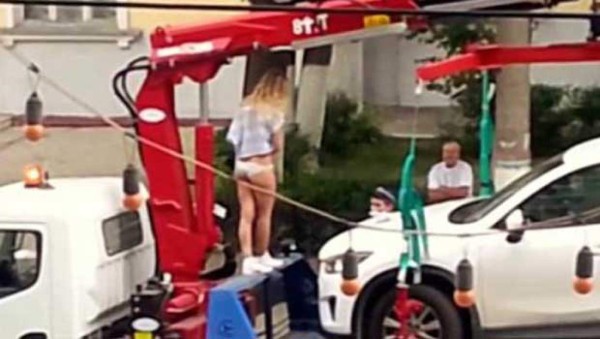 Rusa baila striptease para evitar el decomiso de su carro