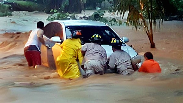 Lluvias dejan un muerto y destrucción en Roatán