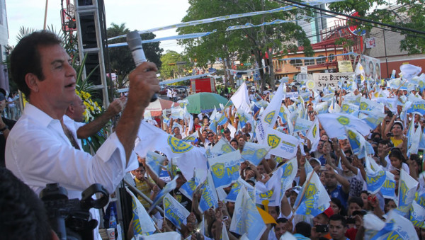 Con caravanas cierra Salvador Nasralla