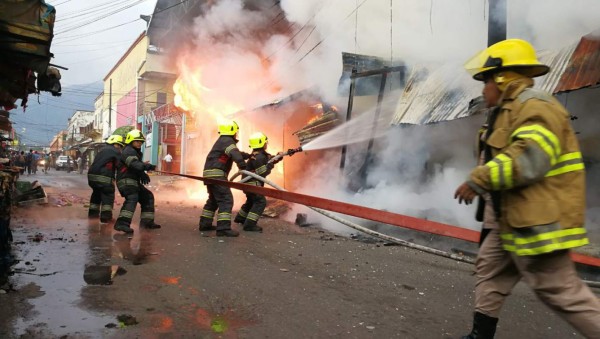 Incendio frente a centro comercial deja varios daños en San Pedro Sula