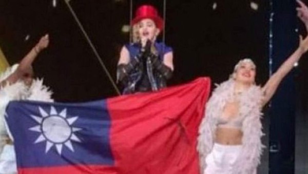 Madonna envuelta en la bandera taiwanesa causa polémica
