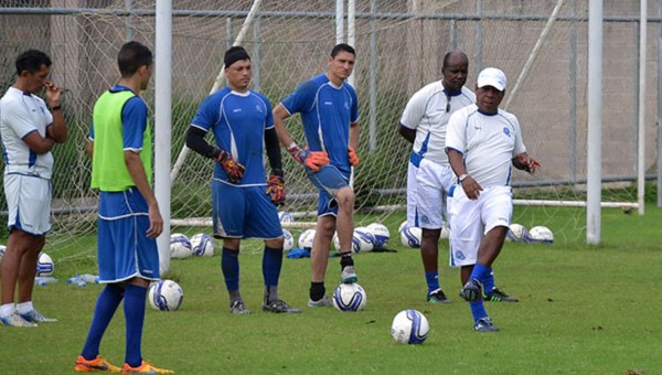 Salvadoreños dejan solo al 'Primitivo'