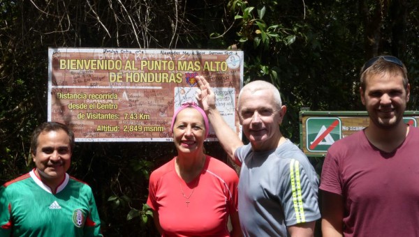 Diplomáticos extranjeros escalaron la montaña de Celaque en Lempira