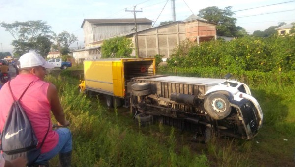 Motociclista muere tras ser embestido por una rastra en Tela