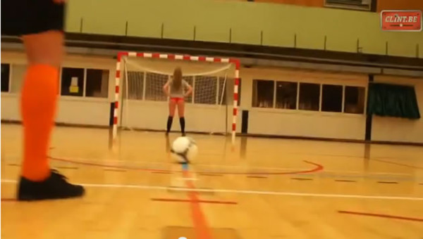 Vídeo: Jugadores utilizan trasero de chicas para afinar puntería