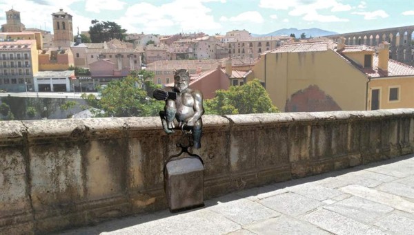 Polémica por la escultura de un diablillo tomándose una selfi en España