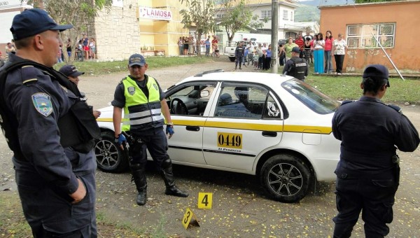 Dentro de taxi pasajero mata a mujer y deja herido al conductor en El Progreso