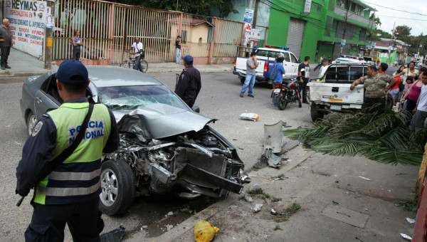 Desde camioneta acribillan a vendedor de carros y a su cliente
