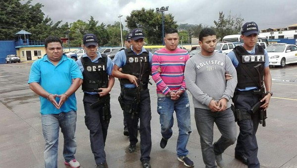 Atrapan a banda de taxistas asaltantes de pasajeros