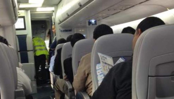 Lo detienen en EUA por bajar del avión por la salida de emergencia