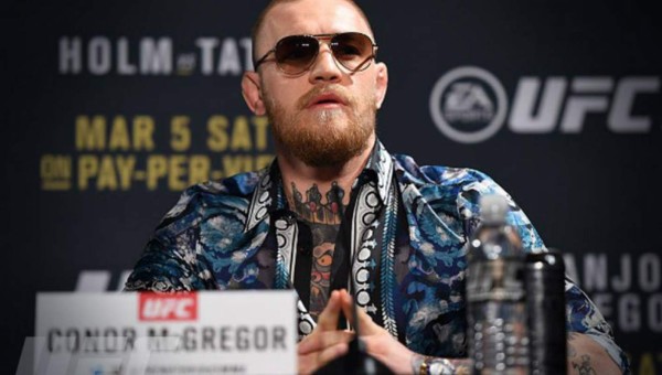 Campeón de la UFC se viste al estilo de el 'Chapo' Guzmán