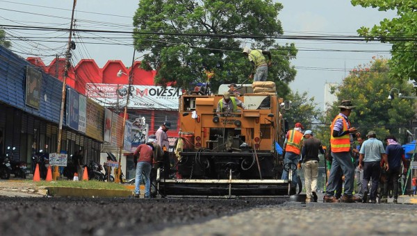 Congestionamiento en parte de la tercera avenida por pavimentación