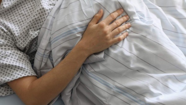 Un hombre contrajo una grave enfermedad luego de oler sus calcetines