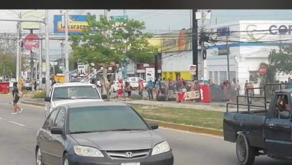 Saquean tiendas y bloquean bulevar en San Pedro Sula