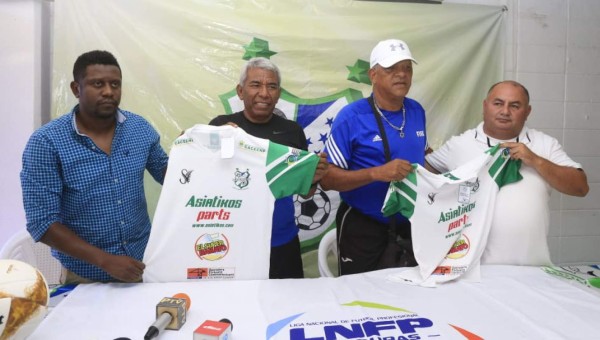 El Platense presentó a Héctor Castellón como su nuevo entrenador