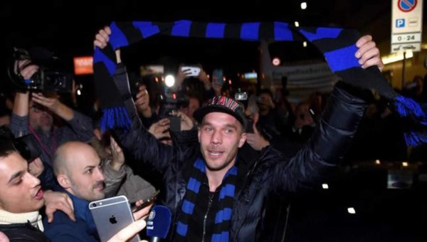 Podolski llega a Milán para fichar con el Inter