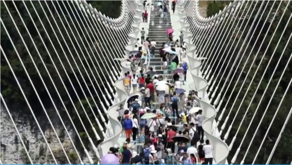 El puente con piso de vidrio más alto del mundo