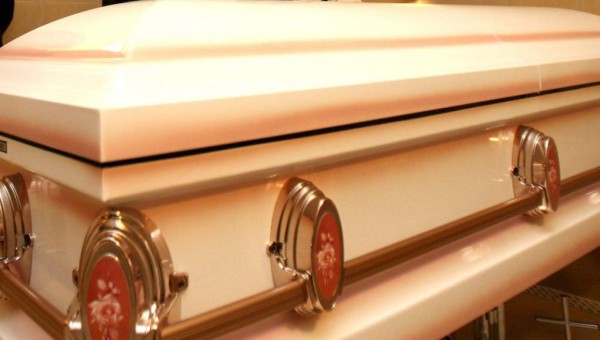 Hombre es 'dado por muerto', lo entierran y luego aparece en sus exequias