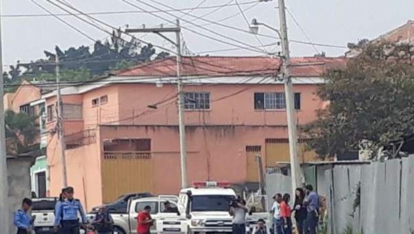 Asesinan a una mujer y le dejan una nota amenazando a los vecinos