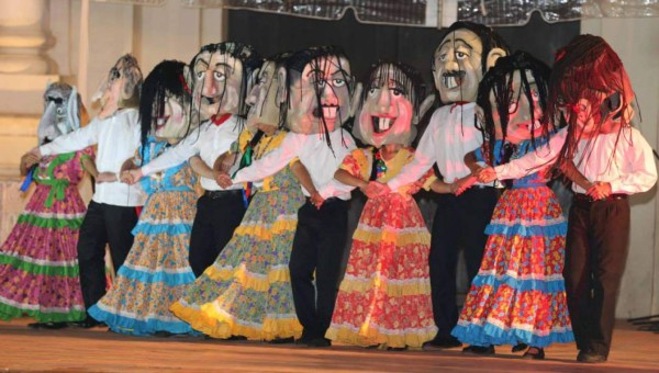 Comayagua celebra noche cultural con show de luces y ritmo