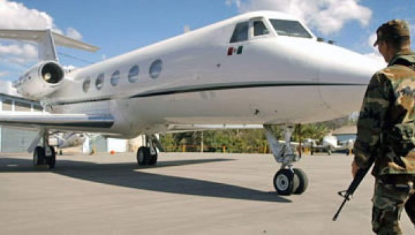 El avión fue traído por dos pilotos mexicanos el 25 de febrero de 2006.