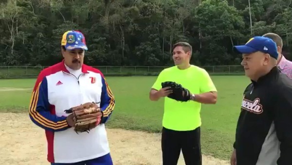 Momentos en que el mandatario, con pelota en mano, se disponía a hacer un lanzamiento.