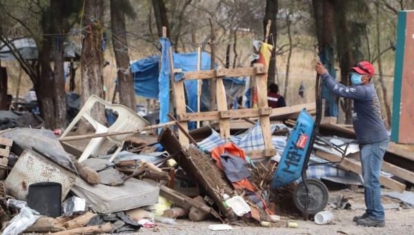 Autoridades del Instituto Nacional de Migración y del municipio de Matamoros desmantelan un campamento de migrantes. EFE