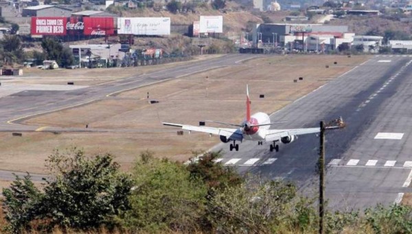 Reinician operaciones en Toncontín tras protestas de empleados de aeronáutica
