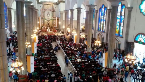 Católicos hondureños rinden honor en su cumpleaños a la Virgen de Suyapa