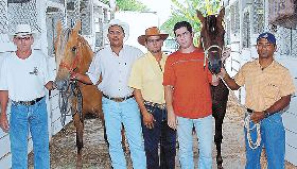 Jinetes se llevan los aplausos en el rodeo