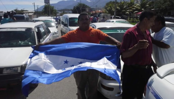 Taxistas se toman acceso a muelle de cabotaje de La Ceiba