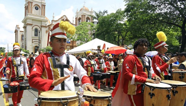 Derroche de cultura y belleza en desfiles en San Pedro Sula