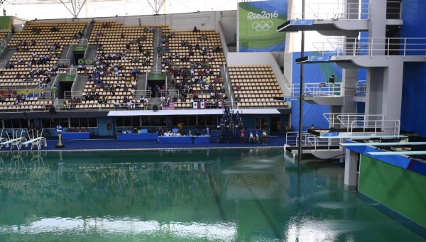 El agua de una piscina en los Juegos Olímpicos se volvió verde