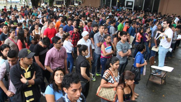 Más de 19 mil jóvenes van mañana por un cupo en la Unah