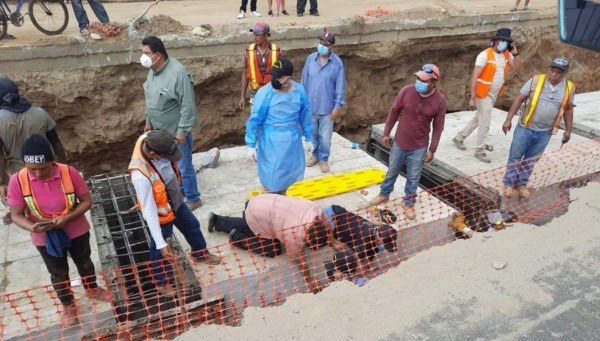 Rescatan con vida a dos obreros soterrados en construcción de San Pedro Sula