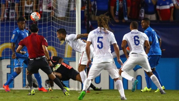 Jugadores de EUA obligados a cantar el himno de pie frente a Honduras