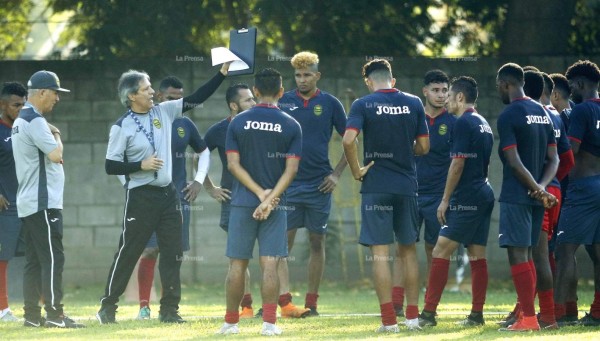 Carlos Restrepo sigue a la espera de un delantero para Real España