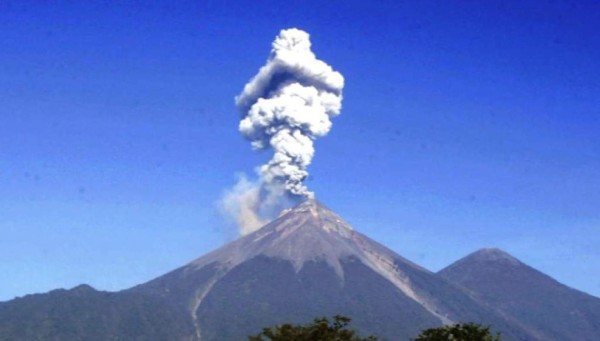 Volcán de Fuego aumenta erupciones y lanza ceniza a comunidades en Guatemala