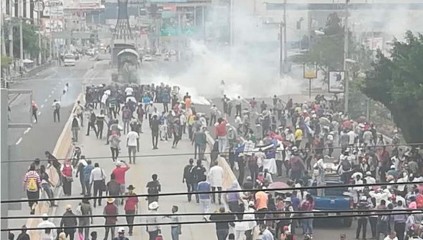 Piedras, palos y gases lacrimógenos en fuertes protestas en Tegucigalpa