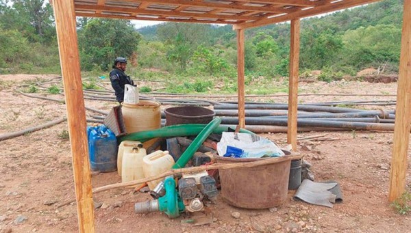 Capturan a dos asiáticos que extraían oro del río Guayape