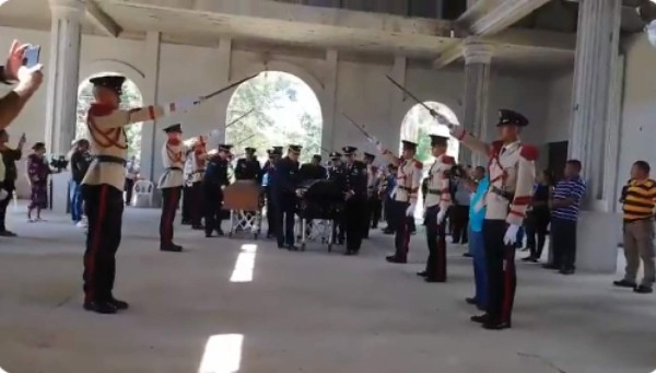 La Policía sepulta con honores a familia que murió en accidente