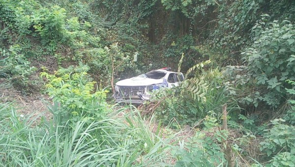 Policías se salvan de milagro tras accidente en Santa Bárbara