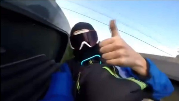 Jóvenes corriendo sobre un tren a 200 km/h